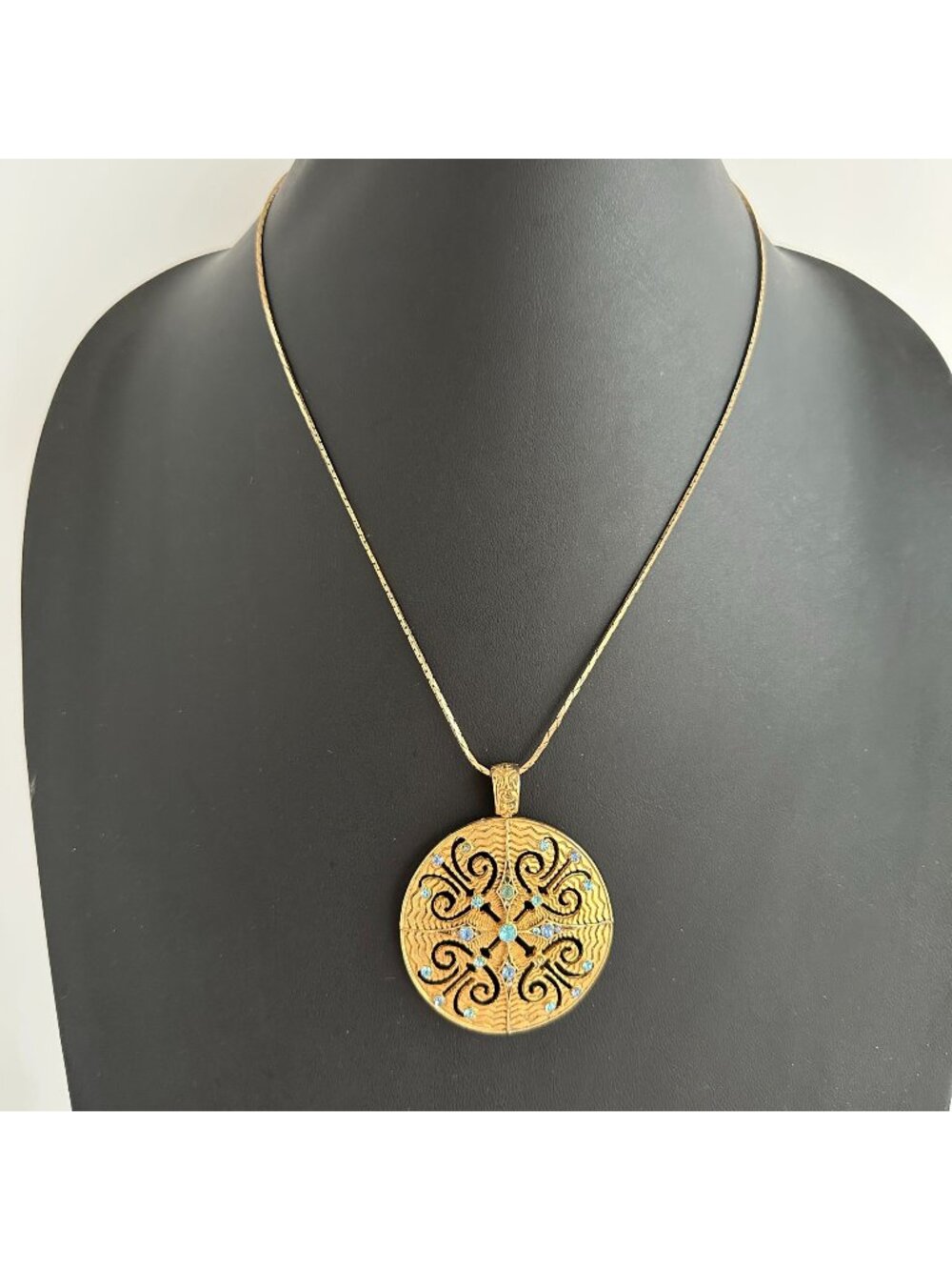 Vintage Amway Gold Tone Blue Rhinestone Medallion Pendant Necklace